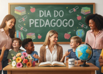 Três educadoras sorriem cercadas por crianças diversas, lousa verde com texto "Dia do Pedagogo", globo e flores.