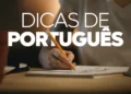 Pessoa escrevendo em caderno com lápis sobre destaque "Dicas de Português", simbolizando o aprendizado de regras gramaticais para concursos.
