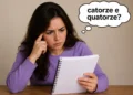 Pessoa confusa olhando para um caderno, representando a dúvida sobre a diferença entre catorze e quatorze na língua portuguesa.