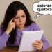 Pessoa confusa olhando para um caderno, representando a dúvida sobre a diferença entre catorze e quatorze na língua portuguesa.