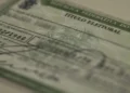 Documento de título de eleitor brasileiro utilizado para votação, representando o prazo de regularização para as eleições de 2026.