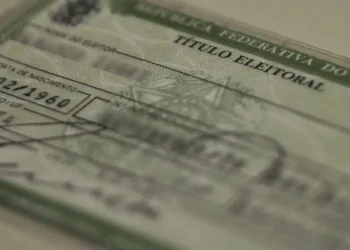 Documento de título de eleitor brasileiro utilizado para votação, representando o prazo de regularização para as eleições de 2026.