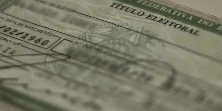 Documento de título de eleitor brasileiro utilizado para votação, representando o prazo de regularização para as eleições de 2026.