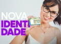 Mulher de óculos e blusa azul-marinho sorrindo enquanto segura a nova Carteira de Identidade Nacional com destaque para o texto "Nova Identidade"