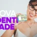 Mulher de óculos e blusa azul-marinho sorrindo enquanto segura a nova Carteira de Identidade Nacional com destaque para o texto "Nova Identidade"