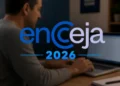 Homem mexendo no computador com destaque para o logo Encceja 2026, representando o prazo final de inscrição.