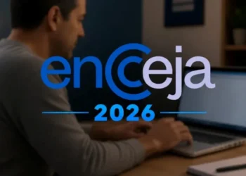 Homem mexendo no computador com destaque para o logo Encceja 2026, representando o prazo final de inscrição.