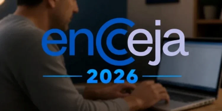 Homem mexendo no computador com destaque para o logo Encceja 2026, representando o prazo final de inscrição.