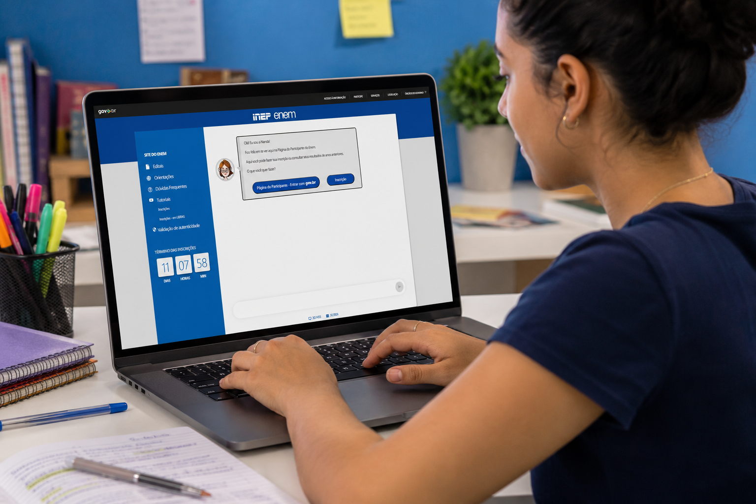 Jovem de camiseta azul usando notebook para acessar site oficial do ENEM INEP com contador de inscrições.