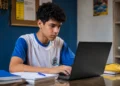 Estudante acessando notebook em ambiente de estudos, representando a inscrição no Enem 2026.