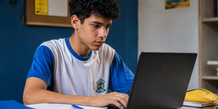 Estudante acessando notebook em ambiente de estudos, representando a inscrição no Enem 2026.