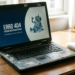 Laptop usado sobre mesa de madeira mostra página de erro 404 com ilustração de robô azul quebrado, ao lado de caneca e caderno.