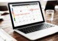 Notebook exibe planejador com datas marcadas, simbolizando o calendário de feriados nacionais do Brasil em 2026