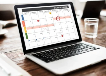 Notebook exibe planejador com datas marcadas, simbolizando o calendário de feriados nacionais do Brasil em 2026