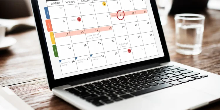 Notebook exibe planejador com datas marcadas, simbolizando o calendário de feriados nacionais do Brasil em 2026