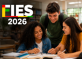 Três jovens sorrindo estudam em biblioteca com livros e cadernos, logo colorido FIES 2026 no canto superior esquerdo.