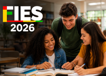 Três jovens sorrindo estudam em biblioteca com livros e cadernos, logo colorido FIES 2026 no canto superior esquerdo.
