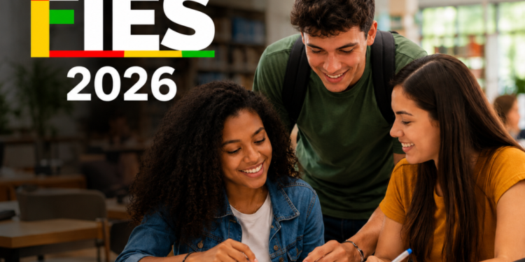Três jovens sorrindo estudam em biblioteca com livros e cadernos, logo colorido FIES 2026 no canto superior esquerdo.