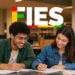 Jovem de óculos e camisa verde e mulher de jaqueta jeans estudam em biblioteca com logo colorido do FIES.