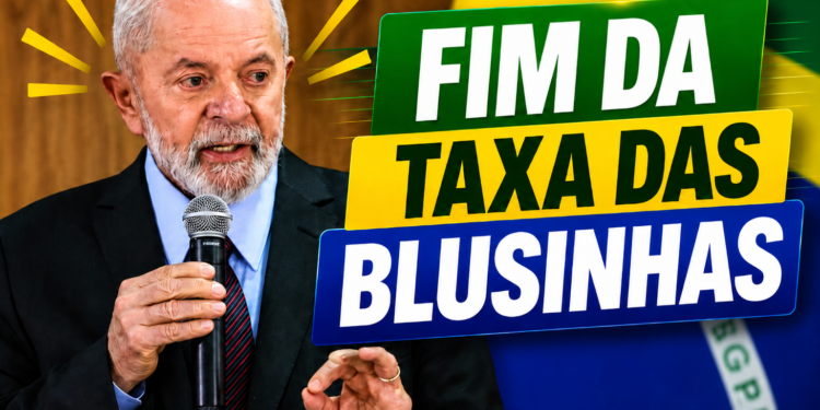 Presidente Lula segura microfone durante anúncio do fim da taxa sobre compras internacionais de até US$ 50.