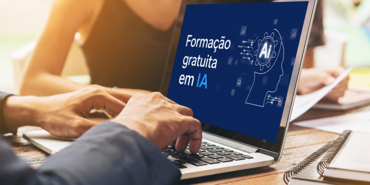 Mãos masculinas digitam em laptop prateado exibindo tela azul com texto "Formação gratuita em IA" e ícone AI.