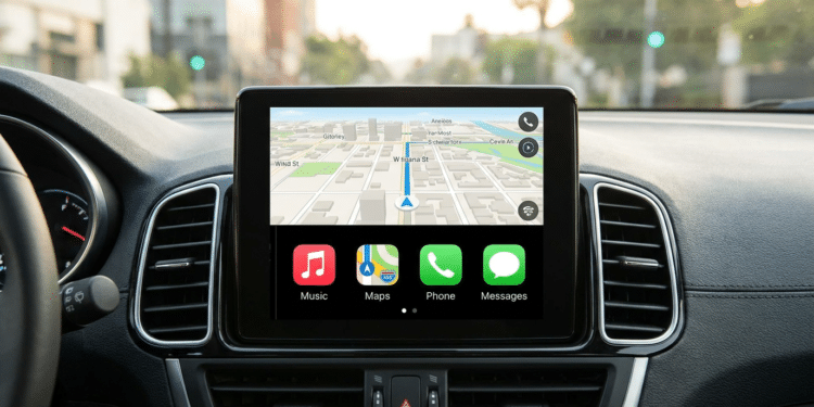 Painel de carro exibindo Apple CarPlay com mapa 3D de navegação e ícones de Music, Maps, Phone e Mensagens.