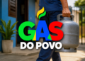 Homem de camiseta azul carrega botijão de gás cinza, com logotipo Gás do Povo nas cores verde, azul e vermelho