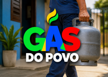 Homem de camiseta azul carrega botijão de gás cinza, com logotipo Gás do Povo nas cores verde, azul e vermelho