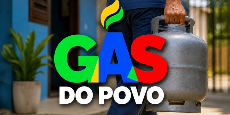 Homem de camiseta azul carrega botijão de gás cinza, com logotipo Gás do Povo nas cores verde, azul e vermelho