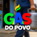 Homem de camiseta azul carrega botijão de gás cinza, com logotipo Gás do Povo nas cores verde, azul e vermelho