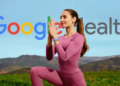 Mulher praticando exercício de yoga ao ar livre em paisagem montanhosa com a logo Google Health em destaque