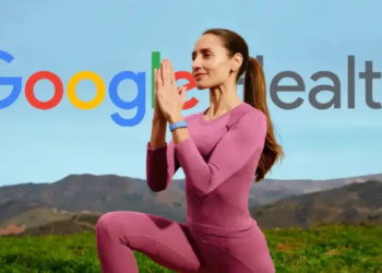 Mulher praticando exercício de yoga ao ar livre em paisagem montanhosa com a logo Google Health em destaque