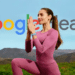 Mulher praticando exercício de yoga ao ar livre em paisagem montanhosa com a logo Google Health em destaque