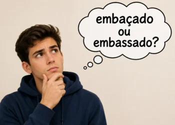 Homem pensativo com balão de pensamento perguntando se o correto é embaçado ou embassado.