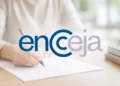 Pessoa escrevendo em papel com logo do Encceja sobreposto, representando o guia de inscrição e preparação 2026.