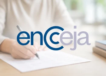 Pessoa escrevendo em papel com logo do Encceja sobreposto, representando o guia de inscrição e preparação 2026.