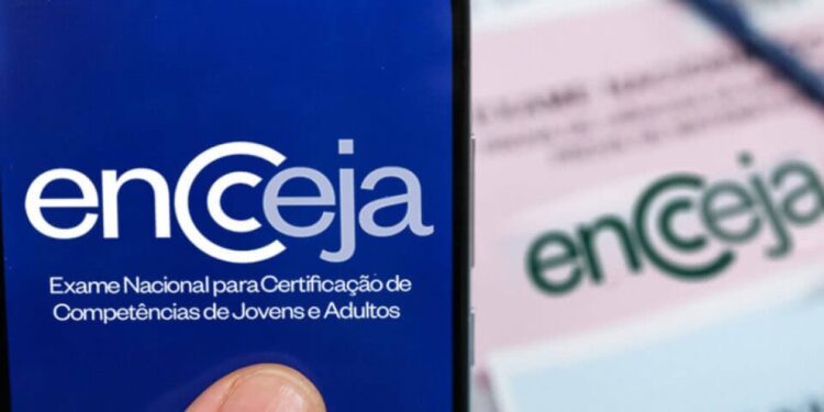Tela de celular exibindo logotipo do Encceja com cartão de identificação do exame ao fundo