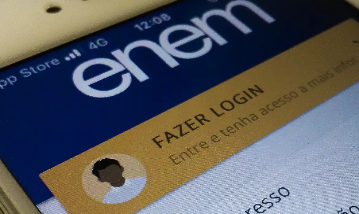 Tela de celular mostra a página do Enem com a opção Fazer Login em destaque