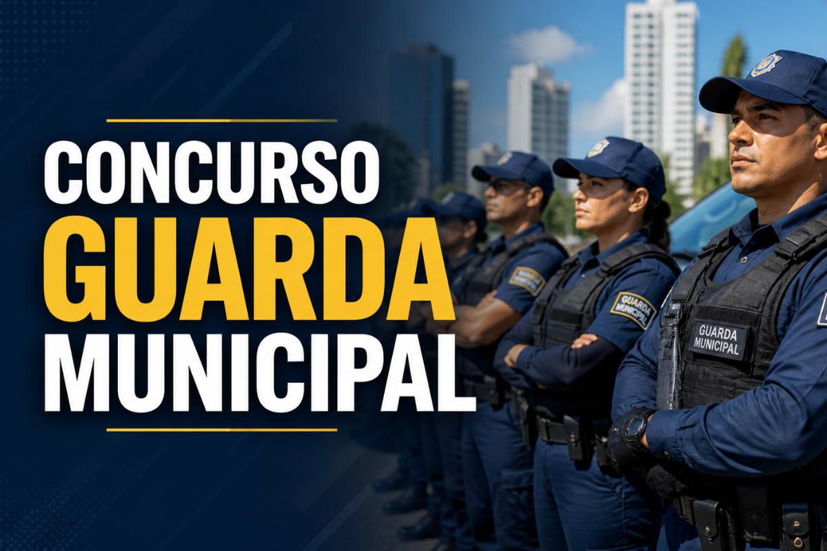 Quatro guardas municipais uniformizados perfilados com prédios ao fundo e texto "Concurso Guarda Municipal".