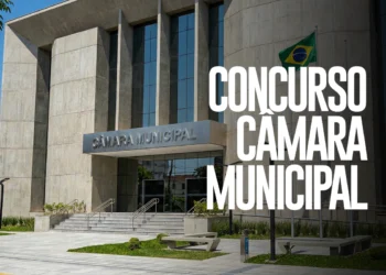 Fachada moderna do prédio da Câmara Municipal com bandeira do Brasil e arte com o texto "Concurso Câmara Municipal".