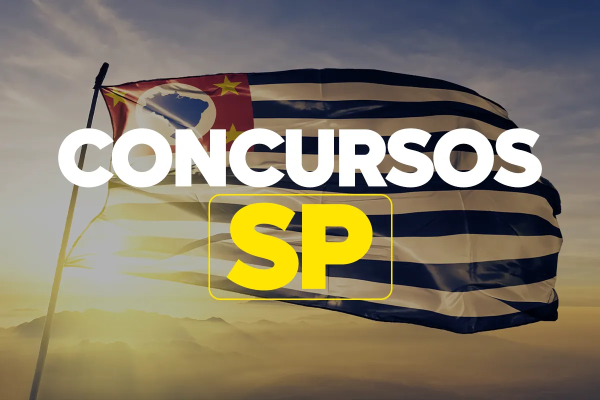 Bandeira do estado de São Paulo tremulando ao pôr do sol com a inscrição Concursos SP em destaque