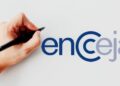 Mão segurando caneta preta ao lado do logotipo do Encceja em fundo branco com letras estilizadas