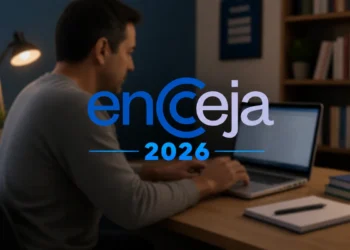 Homem mexendo no notebook com destaque para o logo do Encceja 2026, representando as inscrições abertas.
