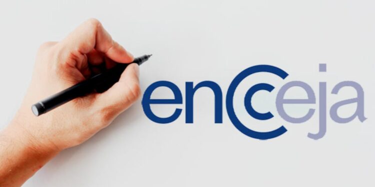 Mão segurando caneta preta ao lado do logotipo do Encceja em fundo branco com letras estilizadas