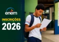 Estudante do ensino médio em escola pública brasileira lendo um documento do Enem, com arte do exame ao lado, representando a abertura das inscrições em 2026.
