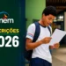Estudante do ensino médio em escola pública brasileira lendo um documento do Enem, com arte do exame ao lado, representando a abertura das inscrições em 2026.