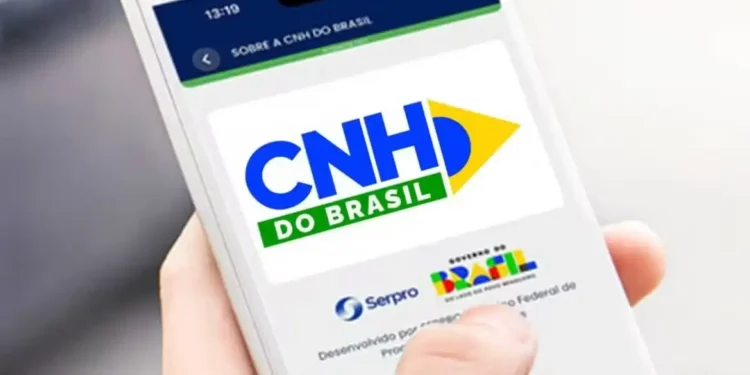 Mão segura um smartphone que exibe a tela inicial do aplicativo CNH do Brasil, plataforma oficial do Ministério dos Transportes e do Serpro para o processo de habilitação no país.