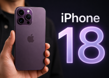 Mão segurando iPhone 18 Pro na cor roxa mostrando conjunto de três câmeras traseiras e logo da Apple