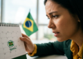 Mulher observa calendário com data de jogo do Brasil marcada ao lado da bandeira nacional