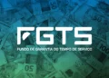 Logotipo do FGTS sobre notas de real representando a liberação do recurso para trabalhadores demitidos que aderiram ao saque-aniversário